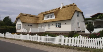 Færdiggjort stråtag med kvist og mønning